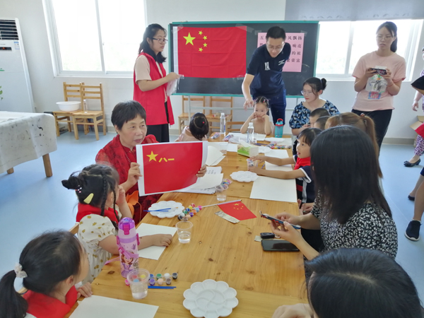 上海老师指导画国旗2--.jpg
