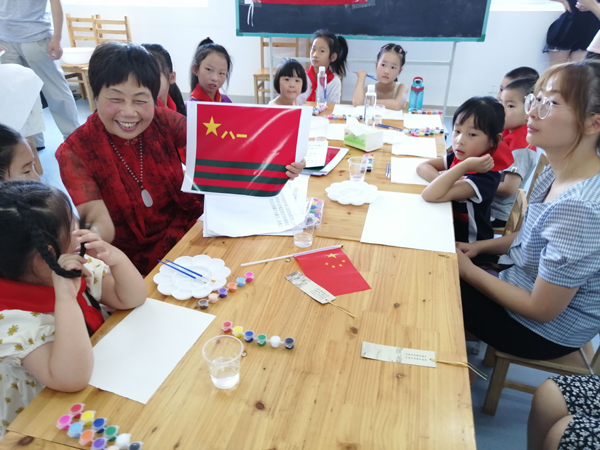 上海老师指导画国旗--.jpg
