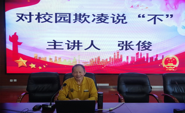 张俊在北厍小学宣讲法律.jpg